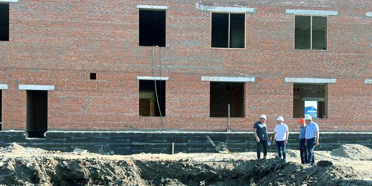 «Наличие продуктов жизнедеятельности». В каком состоянии сдают школы и больницы в Новосибирской области