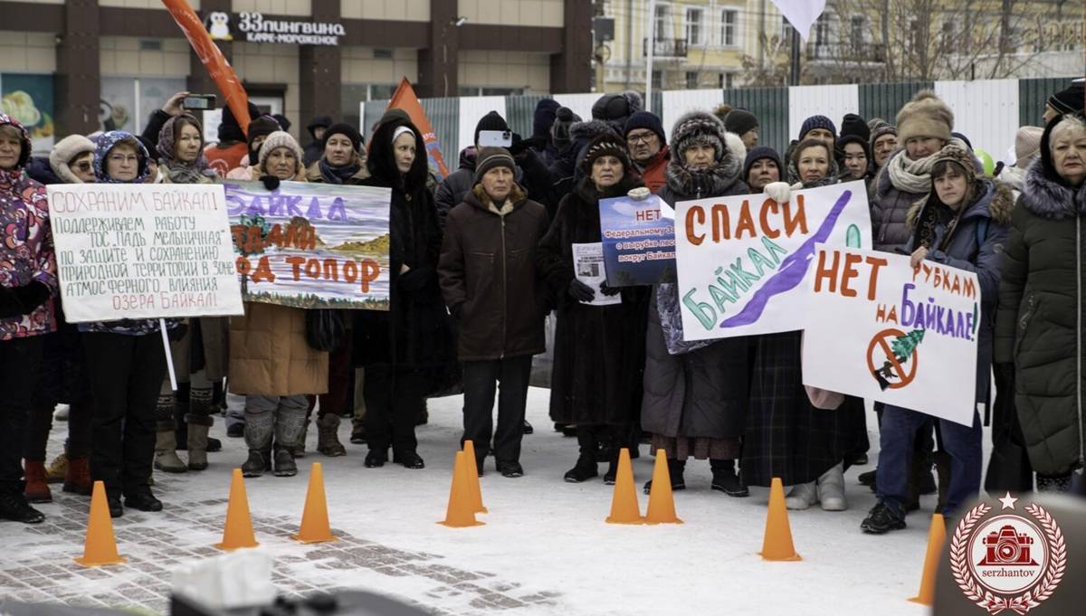 «В зале кнопки — на дереве пни»: митинг против закона о рубках на Байкале прошел в Иркутске