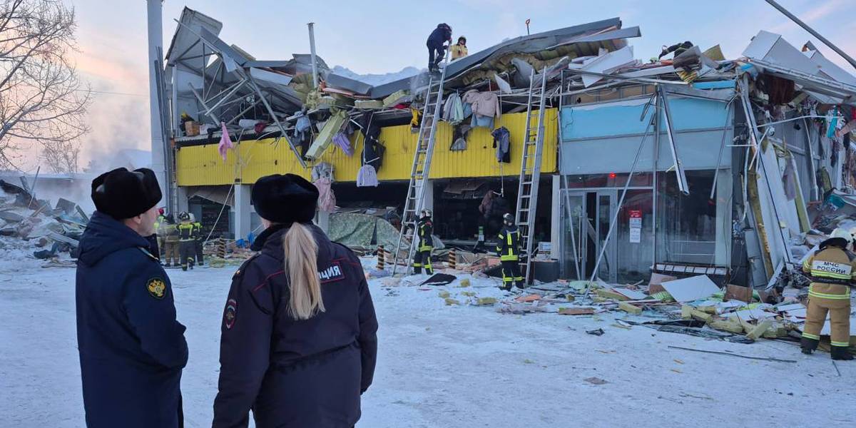 Построивший рухнувший в Новосибирске ТЦ бизнесмен получает госконтракты. Районные чиновники договорились с ним