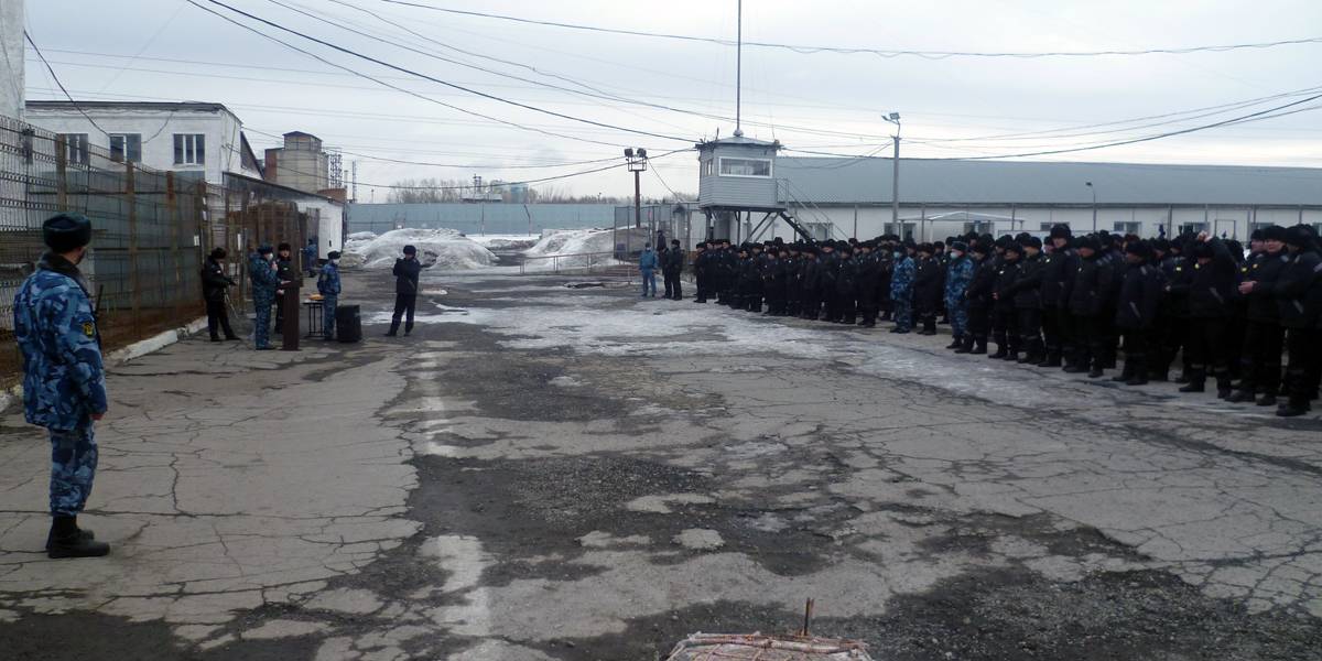 Брак между колонией и армией. Сибирячка ищет, кто мог подтолкнуть её погибшего брата к контракту, и обратилась к Бастрыкину