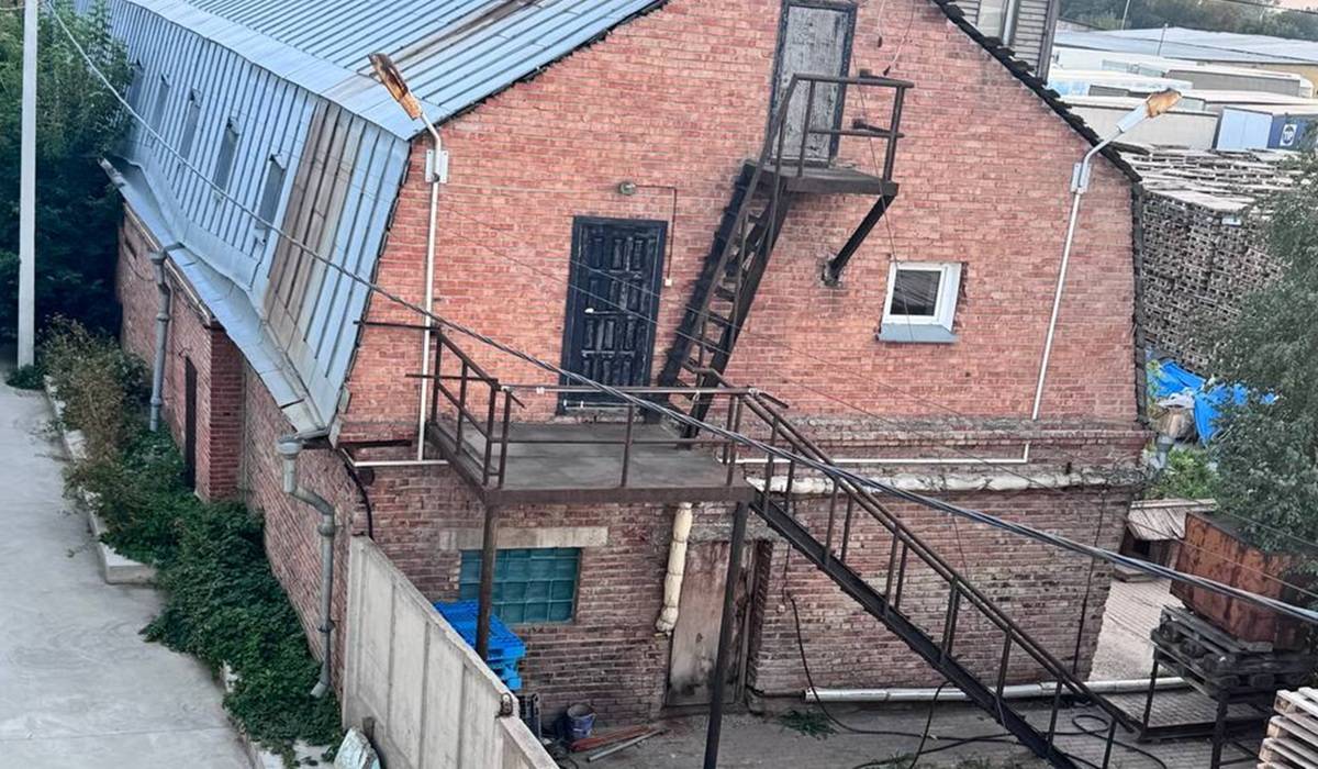 Казус на десятки миллионов. Новосибирская компания обнаружила на своей земле чужое здание и заподозрила самострой на муниципальном участке. Мэрия проблем не видит